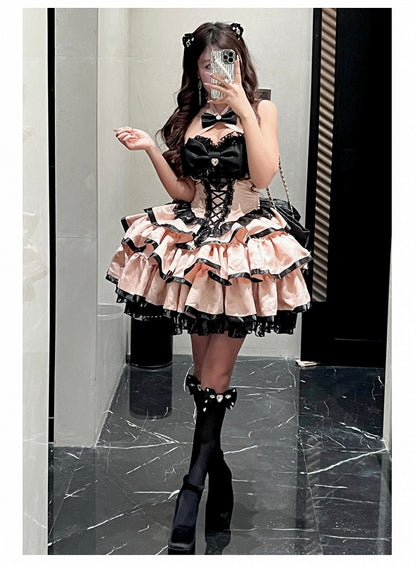 ピンクの蝶結び生地のティアードパフィースカート、ホルターネック、バースデーコルセットドレス