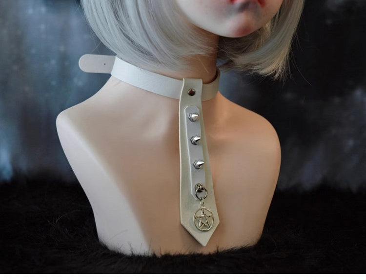 Weißes Halsband mit Pentagramm-Anhänger und Nieten