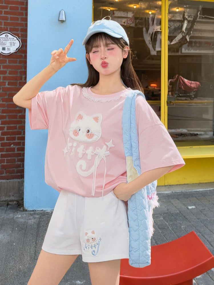 Weiße Freizeitshorts mit elastischer Taille und Kätzchen-Applikation