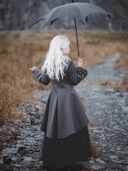 Dunkelgrauer Gothic Lolita Mantel mit flachem Kragen und hohem, niedrigem Saum