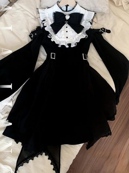 Kleid mit offenen Schultern, verstellbaren Herzschnallen und Taschentuchsaum und Jirai Kei, Schwarz/Weiß