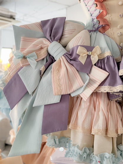 Lila Schleifenrock, große Schnürung, baskische Taille, gestufte Rüschen, süßes Lolita-Kleid und mit Blau auf