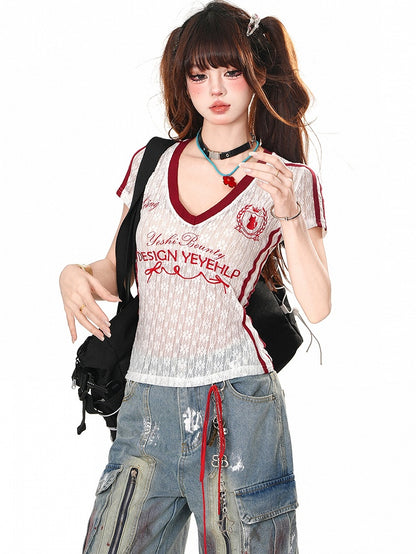 Halbtransparentes Spitzentop mit V-Ausschnitt und weißer Buchstabenstickerei