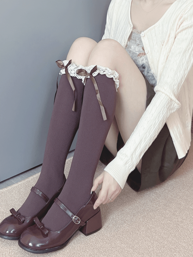 オフホワイトのスイートな蝶結びレーストリムの膝下ストッキング