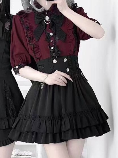 ラインストーンフリルシャツのディテール、蝶結びの装飾、ジライレッドワインケイトリム