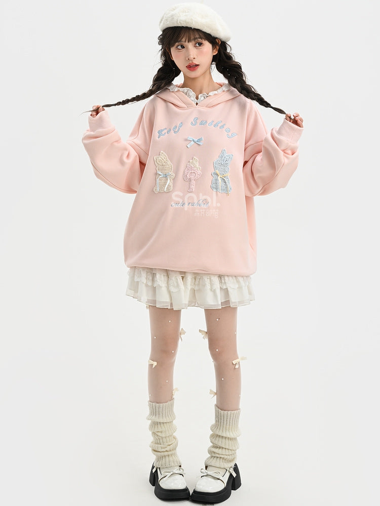 Rosafarbener, süßer Kapuzenpullover mit gehäkelten Häschendetails und Fleecefutter