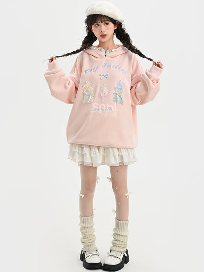 Rosafarbener, süßer Kapuzenpullover mit gehäkelten Häschendetails und Fleecefutter