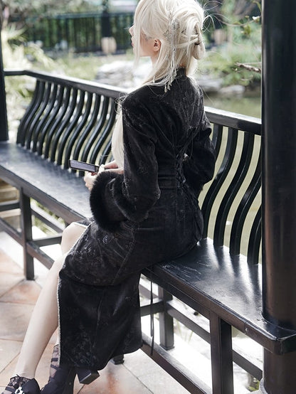 黒のプラッシュカフス、銀色の蛇の刺繍、蝶と竹の葉のチーパオ生地