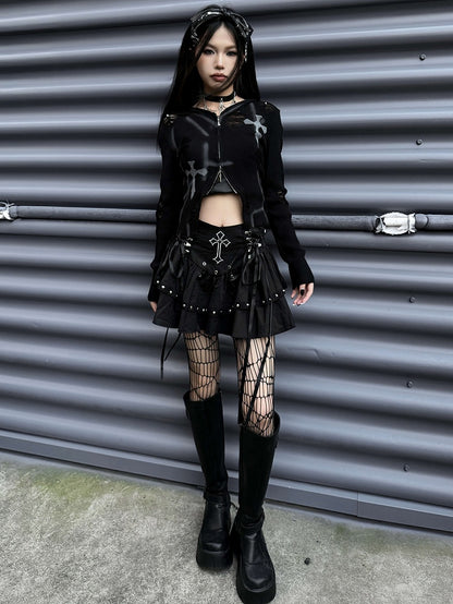 Gothic Punk Rock mit schwarzem Kreuz und Nieten-Akzenten und Schnürdetail