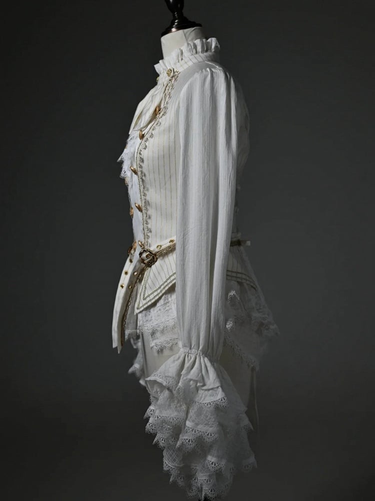 Weißer Jabot, lange Manschetten, Rüschenausschnitt, Cadcading-Ärmel