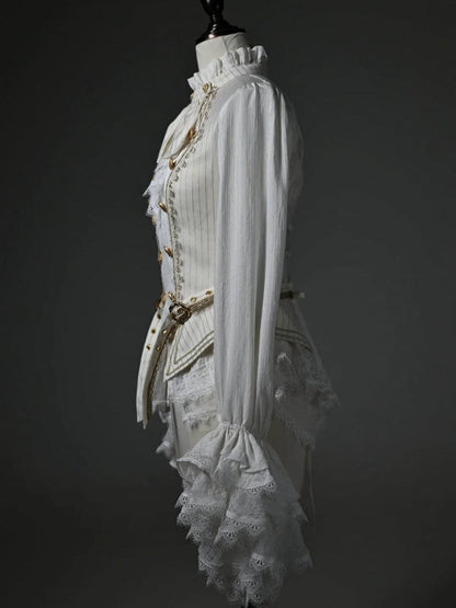 Weißer Jabot, lange Manschetten, Rüschenausschnitt, Cadcading-Ärmel