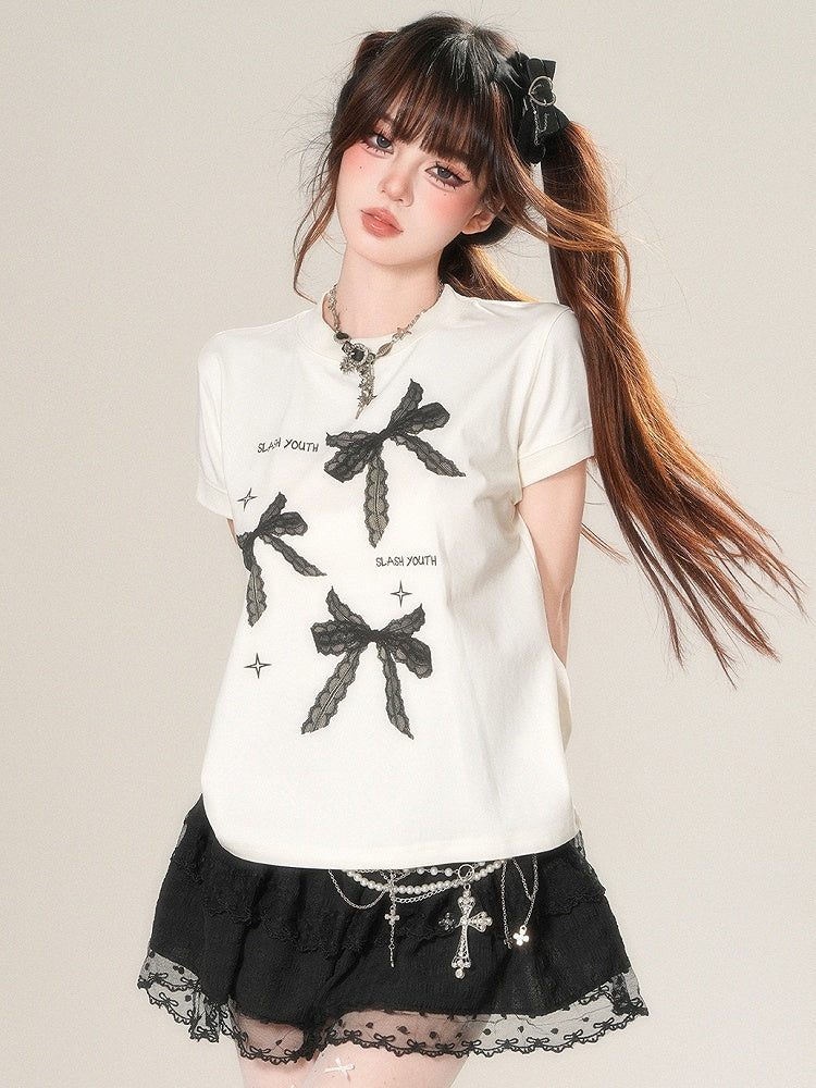 Bedrucktes weißes/schwarzes Kawaii-T-Shirt mit Schleife