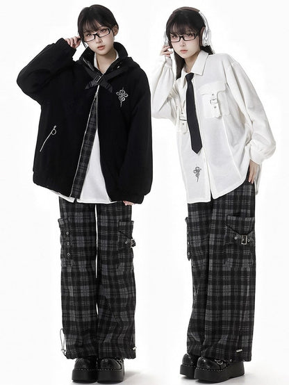 Schwarze Kapuzenjacke mit Schlangenmuster und überkreuzten Schnallenriemen