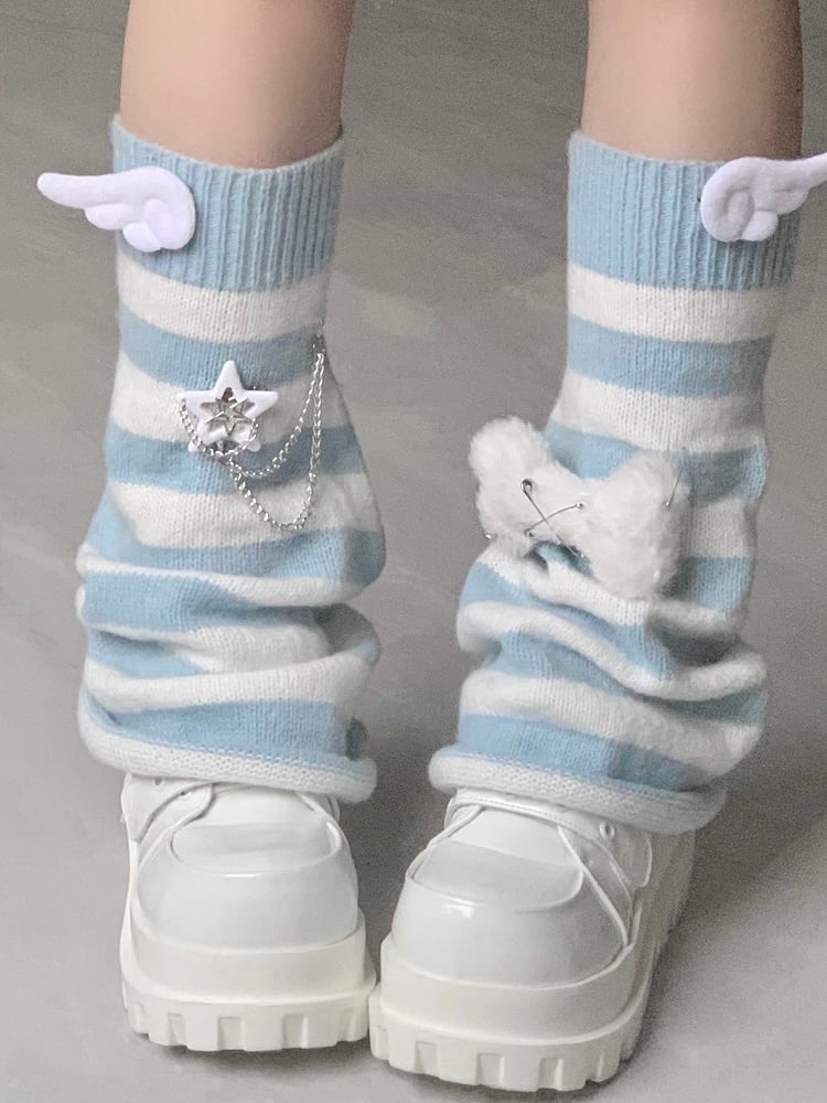 ブルー/ブラックのストライプ柄ウィングレッグウォーマー（ボーンプラッシュ付き）