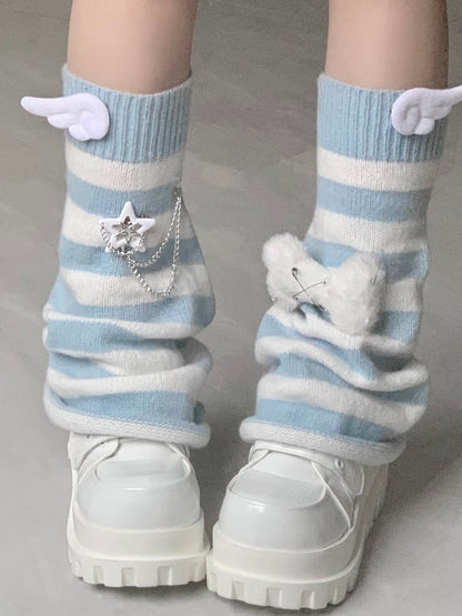 ブルー/ブラックのストライプ柄ウィングレッグウォーマー（ボーンプラッシュ付き）