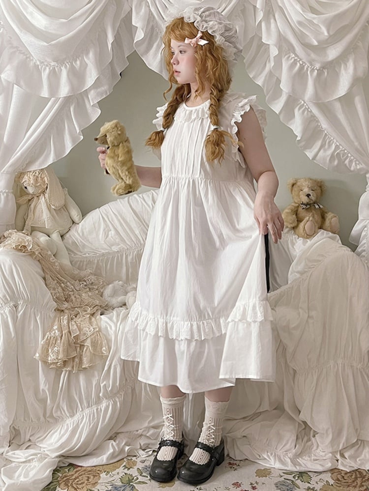 Weißes Kleid mit Ösenbesatz und Flatterärmeln