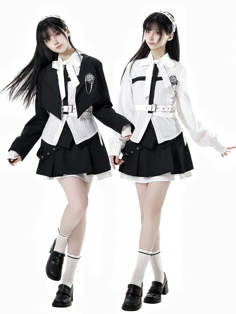 取り外し可能なバタフライクロックブローチ付きブレザー ブラック クロップド カーブヘム プレッピー