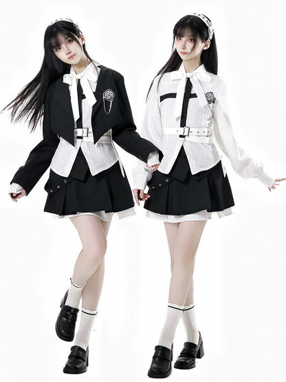 取り外し可能なバタフライクロックブローチ付きブレザー ブラック クロップド カーブヘム プレッピー