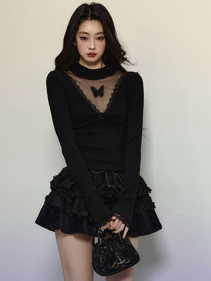 Schwarzes, langärmliges Top mit Illusionsausschnitt und Schmetterlingsakzenten