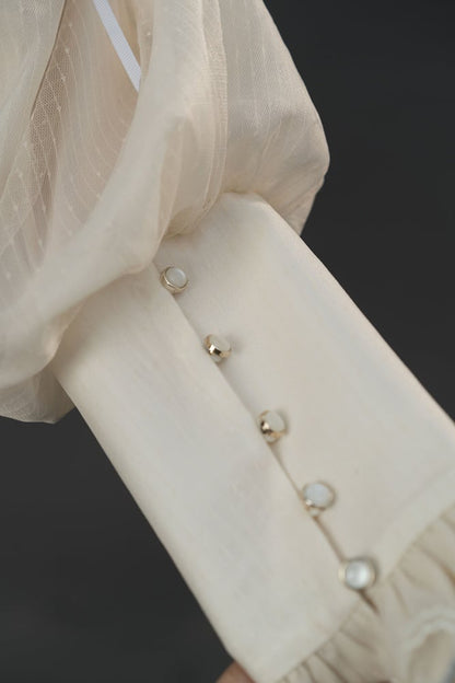 ベージュとブルーのフリルクロスオーバーネックライン長袖シャツ