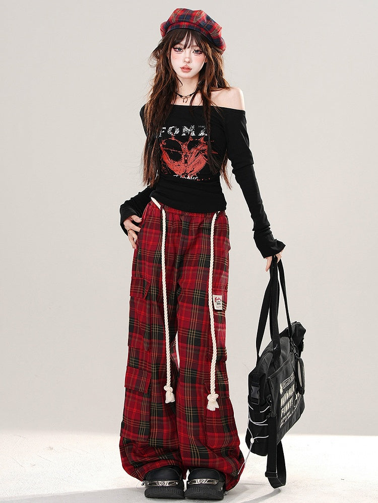 Schwarz/weißes Slim-Fit-Top mit asymmetrischem Ausschnitt und Herz