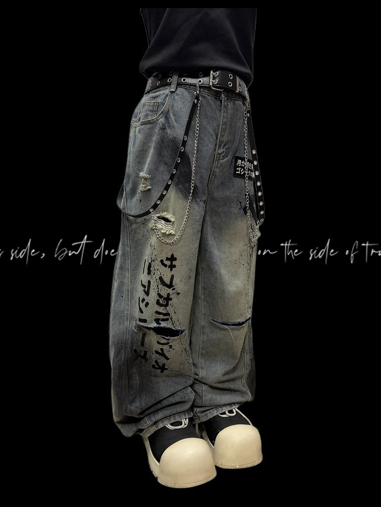 アップリケとブルーのカットディテール、クロス、ダメージ加工の穴、レタードのワイドレッグジーンズ