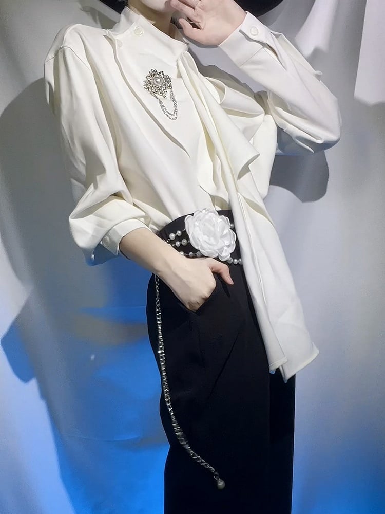 Broche perlée blanche avec détails à la taille et chaîne florale