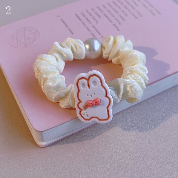 ベージュのビーズで飾られたバニーシュシュ