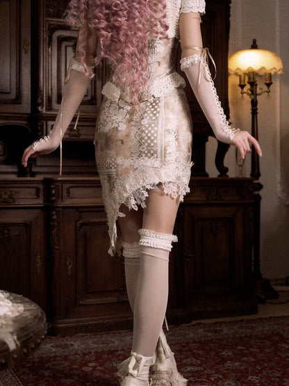 サイドレーススカートとカットアウトアクセントのリボンピンクハート型