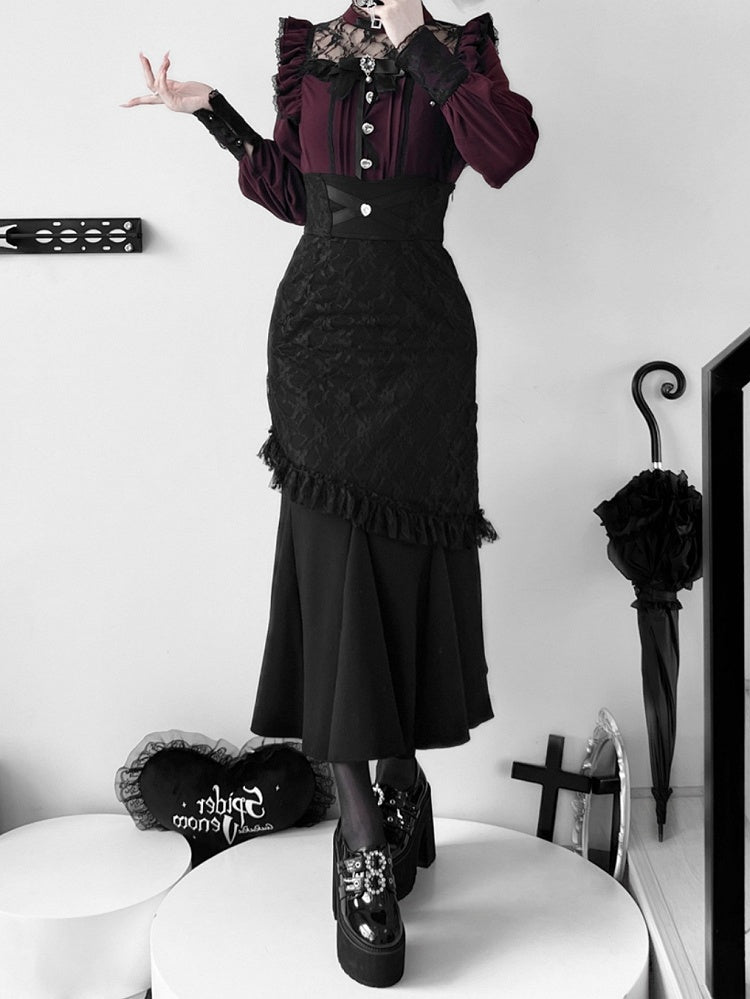 ワインレッドのイリュージョンネックライン、プリーツディテール、蝶ネクタイ付きジライケイブラウス