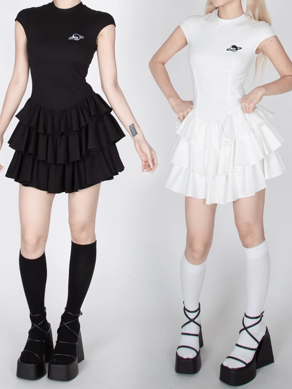 Schwarz/weißes, gestuftes, kurzärmliges Minikleid mit Rüschen