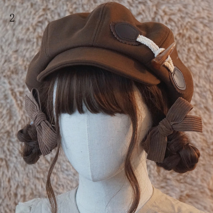 茶色のベレー帽、装飾ボタン付き帽子