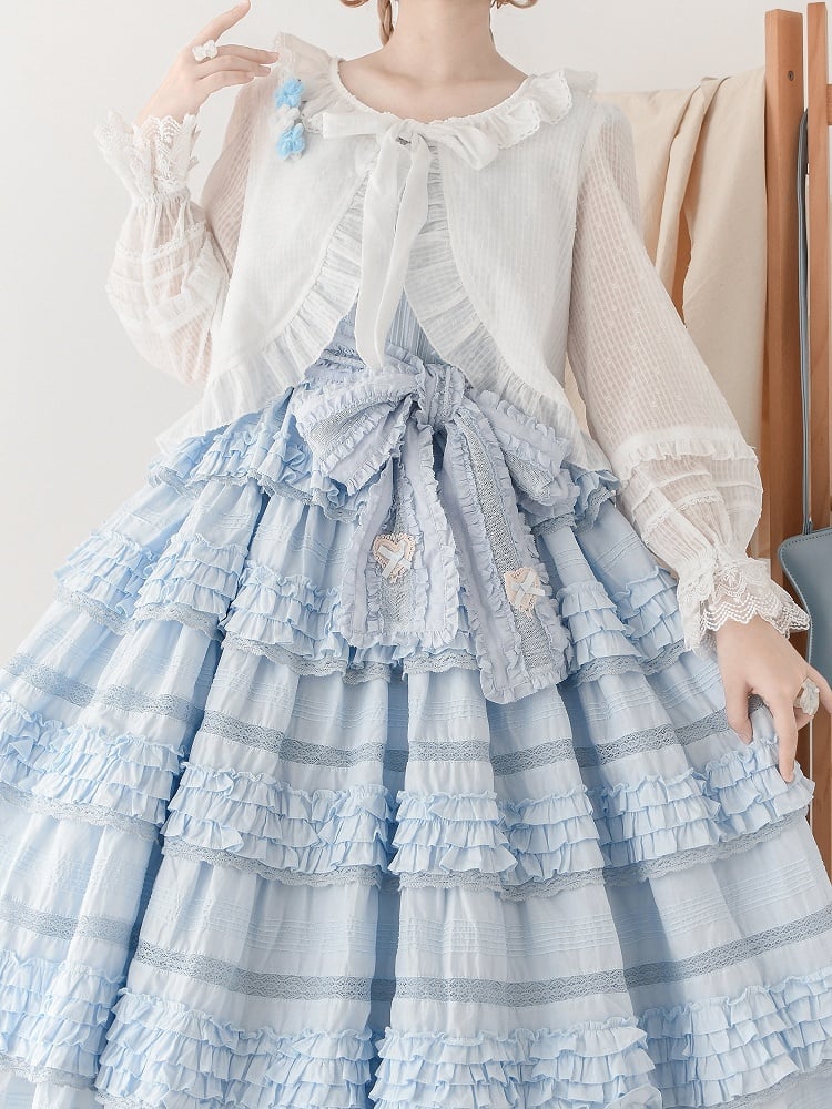 Weißes Oberteil mit Volantbesatz und Knopfleiste, selbstbindendem Ausschnitt und langen Ärmeln