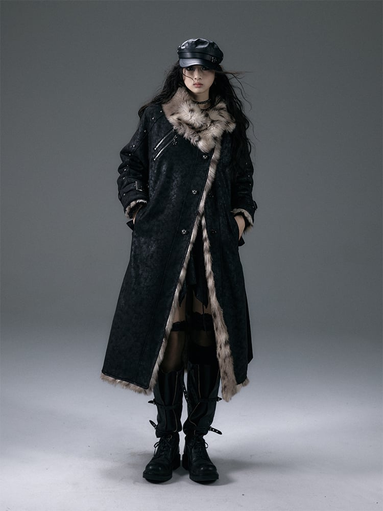 Wendbarer, zotteliger schwarzer Mantel mit Leopardenmuster und Nieten