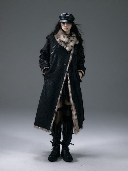 Wendbarer, zotteliger schwarzer Mantel mit Leopardenmuster und Nieten