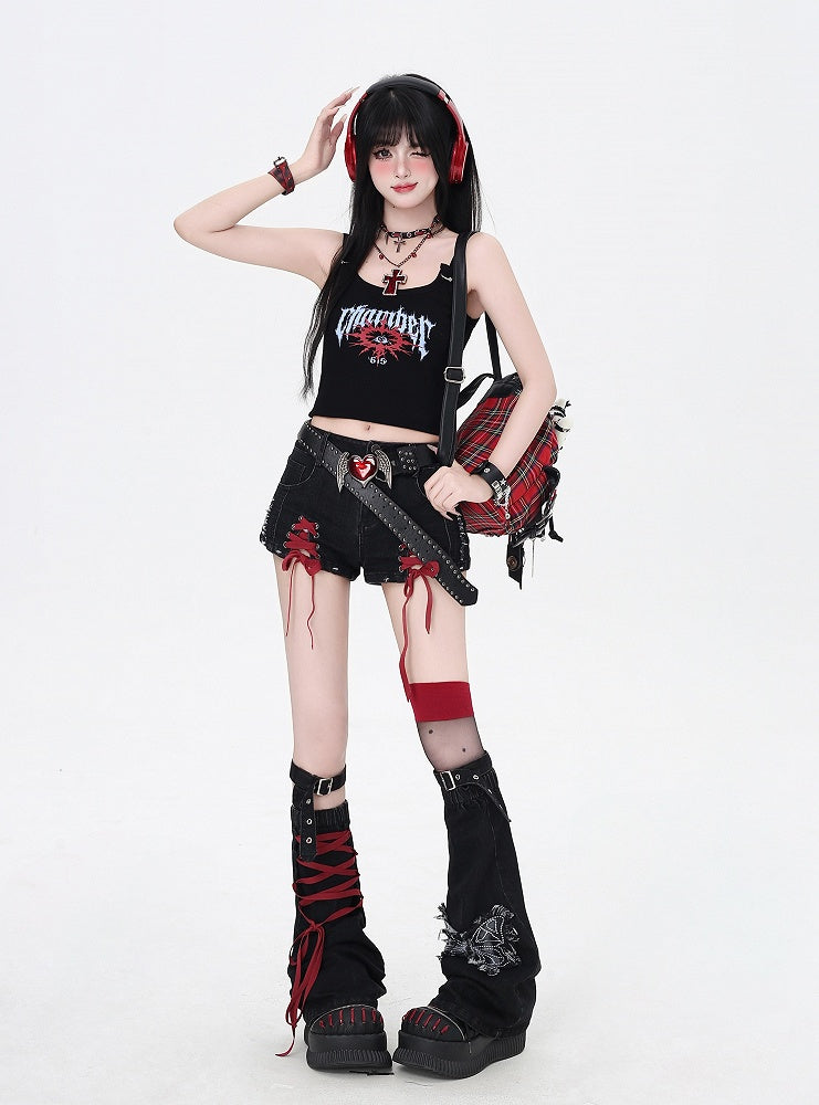 mit schwarzen Schmetterlings-Applikationswärmern und roten Schnürdetails am Saum der Jeansshorts