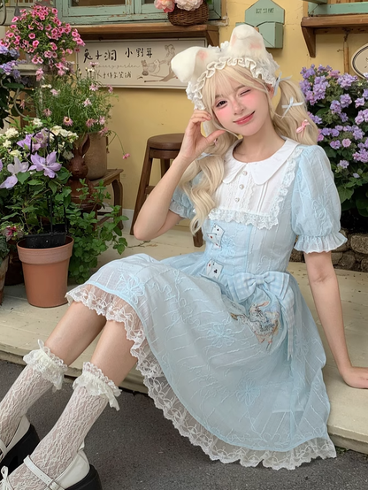 Besticktes blaues Kleid mit Puffärmeln in Wunderland-Vibes, Bunny Alice