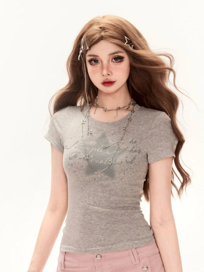 グレーのラウンドネック、スタープリント、カットアウト、グラマラスディテール、バックTシャツ