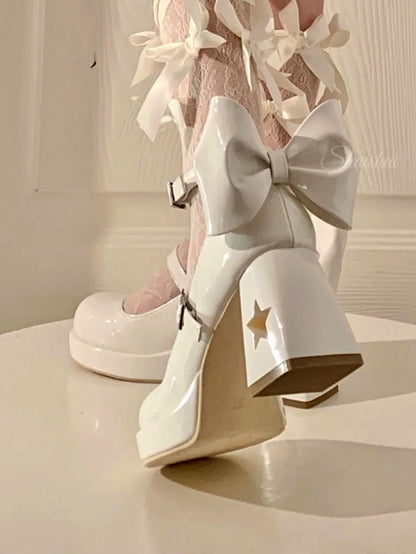 mit Astral-Plateaus, Schleifenausschnitten auf der Rückseite, Y2K-Block- und Celestial-Heels in Weiß