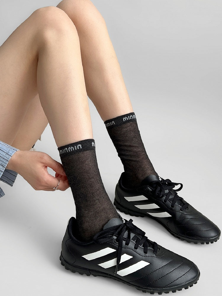 Socken mit Buchstabenstickerei in Weiß/Braun/Schwarz/Khaki