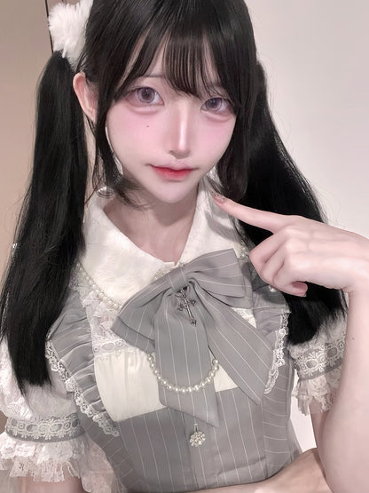 グレーのストライプ柄、ジライケイ、セットバック、タイネックライン、ボウレースアップミニドレス、ショーツイリュージョン