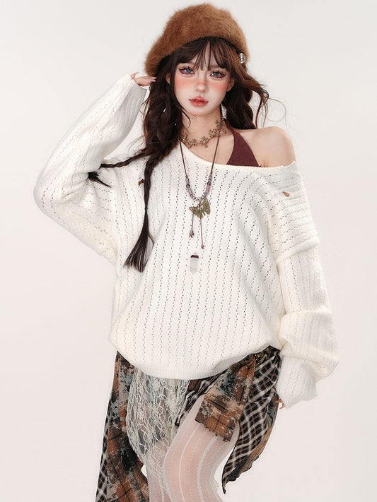 ダメージ加工の穴あきホワイトセーターとコーヒー色のホルターネックキャミソールトップスのセット