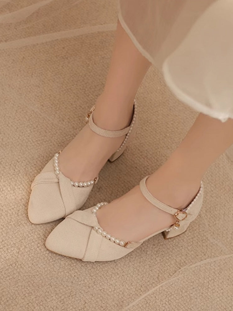 Beige Lolita-Sandalen mit Perlen und Wildlederdetails im Fersenbereich und abnehmbarer Spitze