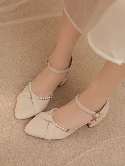 Beige Lolita-Sandalen mit Perlen und Wildlederdetails im Fersenbereich und abnehmbarer Spitze
