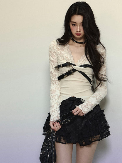 Aprikosenfarbenes Oberteil mit Schnallenträgern, V-Ausschnitt und langen Ärmeln aus Spitzenstrick