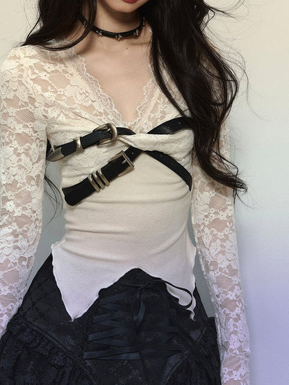 Aprikosenfarbenes Oberteil mit Schnallenträgern, V-Ausschnitt und langen Ärmeln aus Spitzenstrick