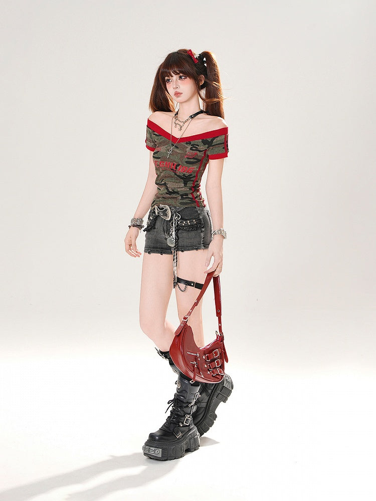 Schwarze, tief sitzende Distressed-Jeansshorts mit Gürtel und Nietendetails und Schnalle