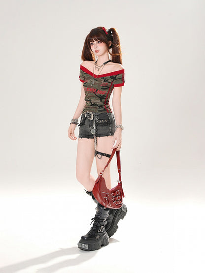 Schwarze, tief sitzende Distressed-Jeansshorts mit Gürtel und Nietendetails und Schnalle