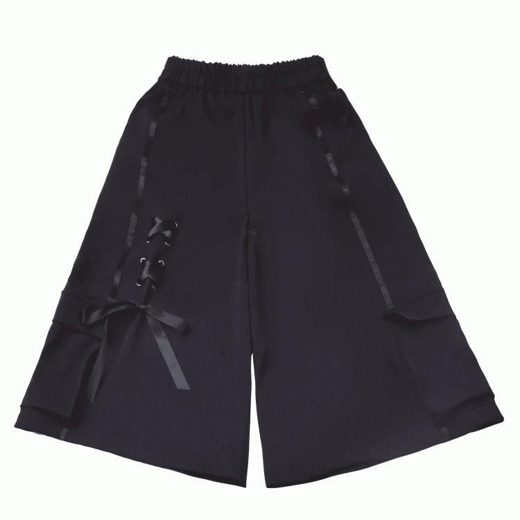 レースアップディテールのワイドレッグショーツ、ウエストはブラック/チェック柄、伸縮性あり