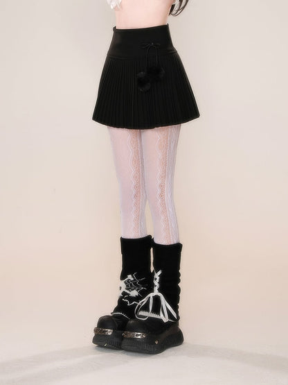 取り外し可能なポンポンとリボン飾りが付いたプリーツスカート